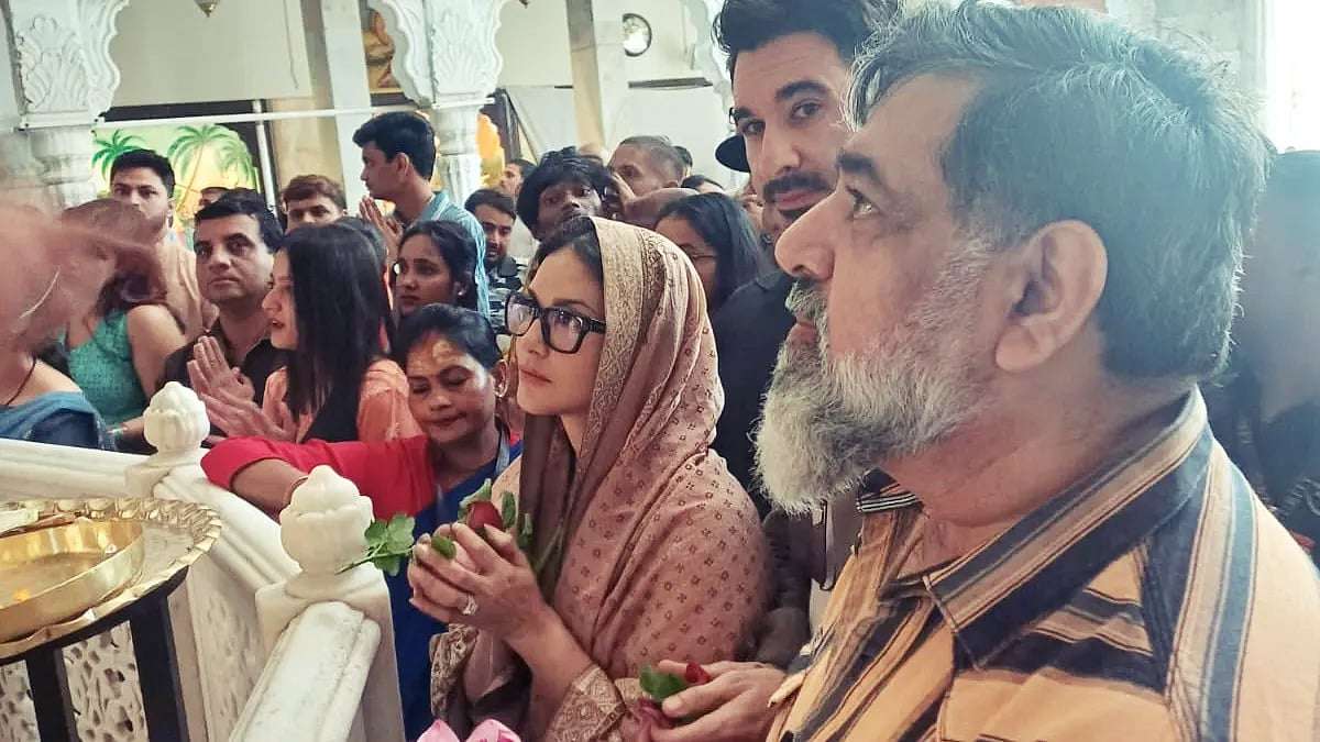 মাথায় ওড়না ও জোড়হাতে শ্রীকৃষ্ণের চরণে সানি লিওন