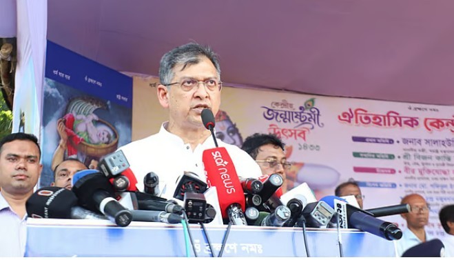 জন্মাষ্টমী উপলক্ষে ঢাকার ঢাকেশ্বরী জাতীয় মন্দির প্রাঙ্গণে আয়োজিত অনুষ্ঠানে বক্তব্য রাখেন স্বরাষ্ট্রমন্ত্রী সালাহউদ্দিন আহমদ। জন্মাষ্টমী উপলক্ষে ঢাকার ঢাকেশ্বরী জাতীয় মন্দির প্রাঙ্গণে আয়োজিত অনুষ্ঠানে বক্তব্য রাখেন স্বরাষ্ট্রমন্ত্রী সালাহউদ্দিন আহমদ।