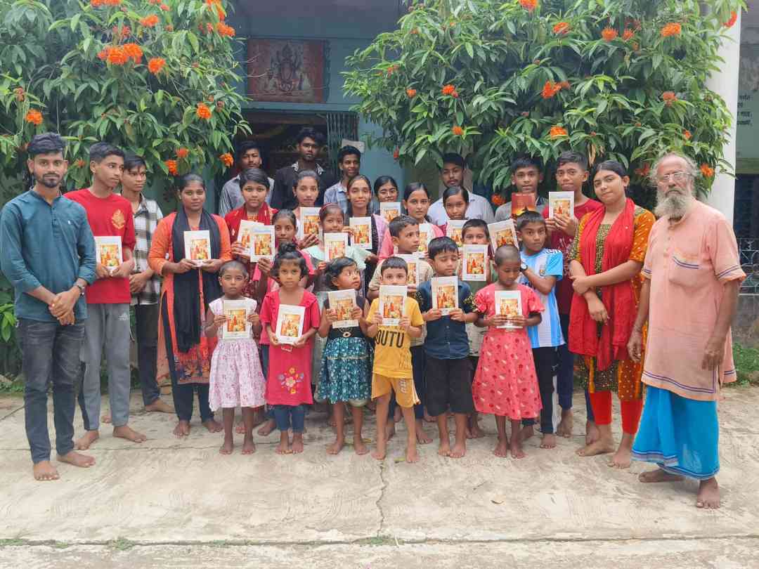 গীতার আলোয় আলোকিত আগামী: রাউজানে শিক্ষার্থীদের পাশে হিন্দু ছাত্র মহাজোট