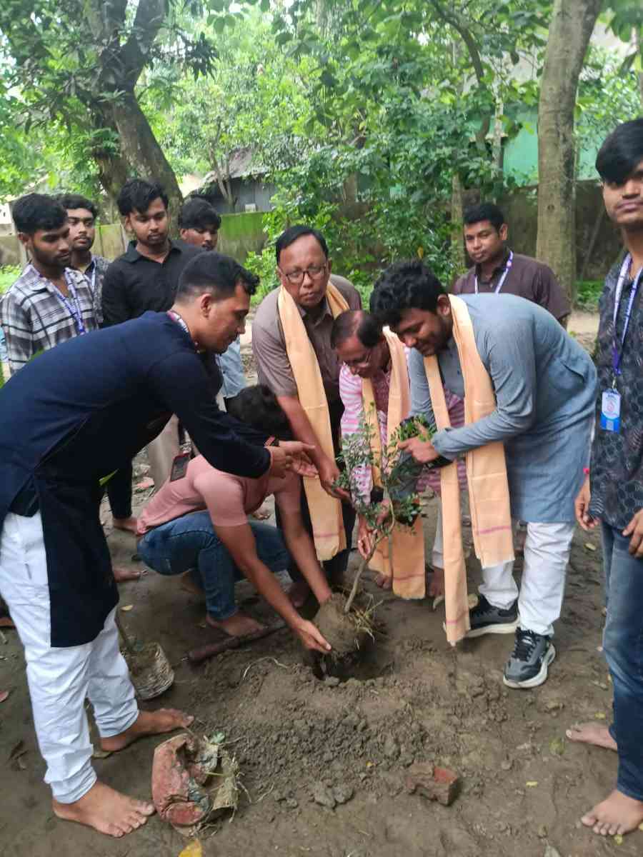 বাংলাদেশ সনাতন মহাসংঘের ৪র্থ বর্ষে পদার্পণ উপলক্ষে দেবীদ্বারে বৃক্ষরোপণ ও আলোচনা সভা অনুষ্ঠিত