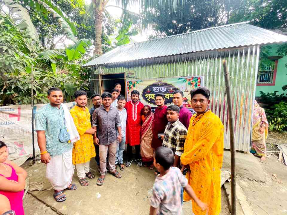 অসহায় সনাতনী মায়ের জন্য নতুন ঘর নির্মাণ করল বাংলাদেশ সনাতন প্রবাসী মহাসংঘ