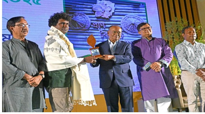 দ্বিজেন শর্মা পরিবেশ পদক পেলেন প্রাণ বৈচিত্র্য খামার