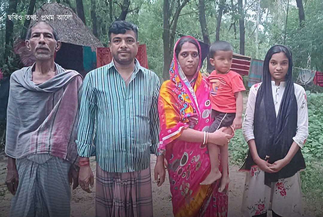 লোহাগাড়ার বন্যায় স্বর্ণকার সুকুমার আচার্যের ঘরবাড়ি বিধ্বস্ত, চার সন্তান নিয়ে চরম মানবিক সংকটে পরিবার