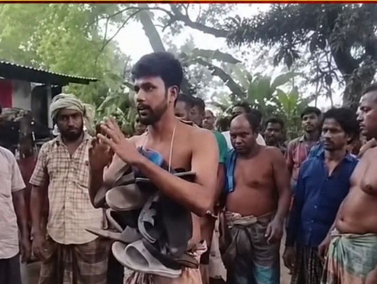 বানারীপাড়ায় ধর্মীয় কটূক্তির অভিযোগে হিন্দু যুবককে জুতার মালা পরিয়ে ঘোরাল উত্তেজিত জনতা
