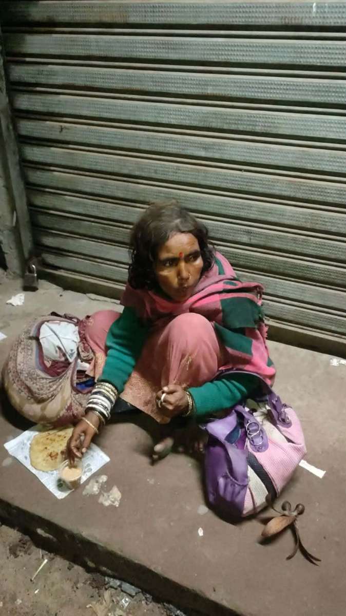 রাঙ্গুনিয়ায় পথ হারানো বৃদ্ধা উদ্ধার, স্বজনদের খোঁজে মানবিক আবেদন