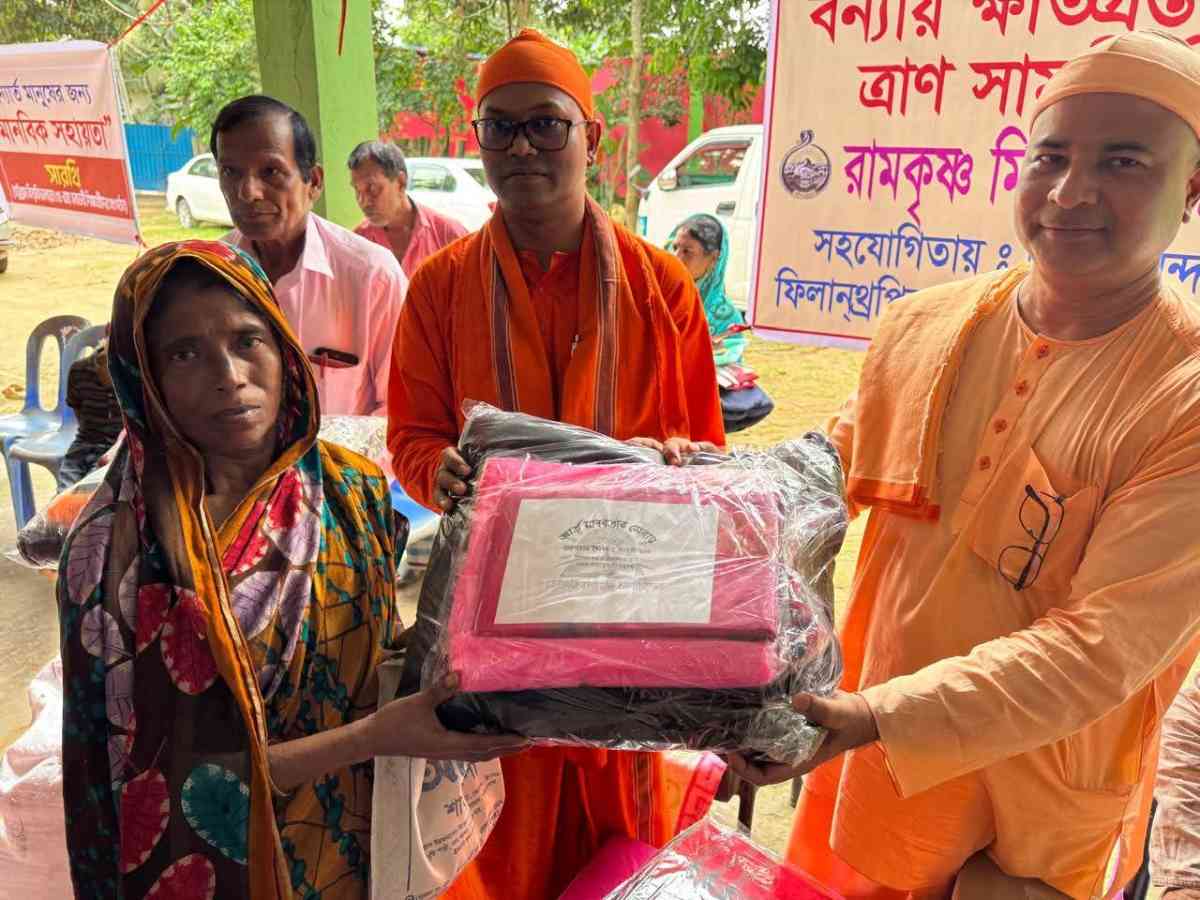 চট্টগ্রামের বন্যাদুর্গতদের পাশে ‘বেদান্ত শিক্ষা কার্যক্রম’, ২০ পরিবারের হাতে জরুরি ত্রাণ পৌঁছে দিল স্বেচ্ছাসেবীরা