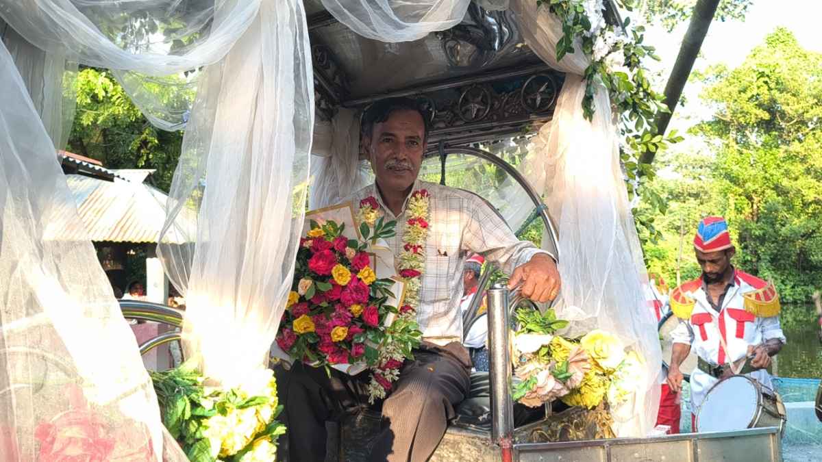 ৩৭ বছরের শিক্ষকতা শেষে বিপুল চন্দ্র দে- কে রাজসিক বিদায়
