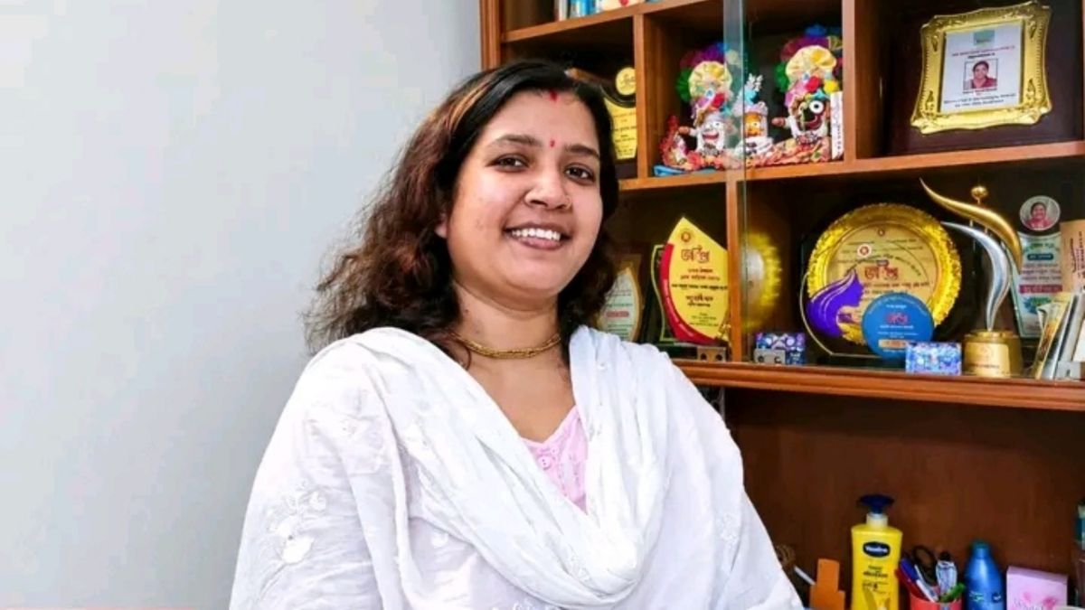 বৈষম্য পেরিয়ে নারায়ণগঞ্জের হরিজন সম্প্রদায়ের প্রথম নারী গ্র্যাজুয়েট সনু রানী দাস