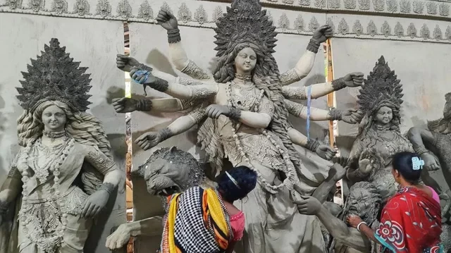 সংকট পেরিয়ে পরম ভক্তিতে শারদীয় পূজার চূড়ান্ত প্রস্তুতিতে সিরাজগঞ্জের পালপাড়া
