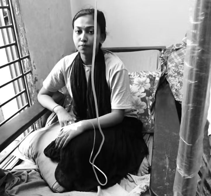অর্থের অভাবে থমকে গেছে শ্রাবণীর ক্যান্সারের চিকিৎসা, বাঁচতে চান মিরসরাইয়ের এই তরুণী