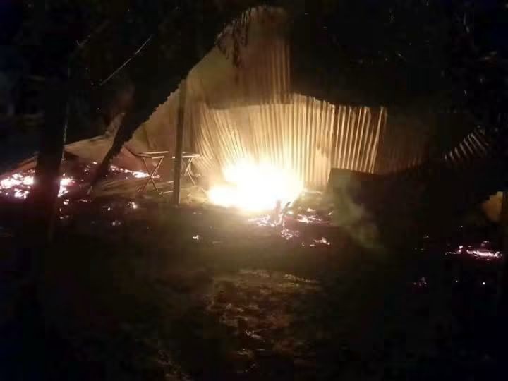 রাঙ্গুনিয়ায় বজ্রপাতে অসহায় শৈলেন্দ্র পালের বসতঘর পুড়ে ছাই, নিঃস্ব পরিবার