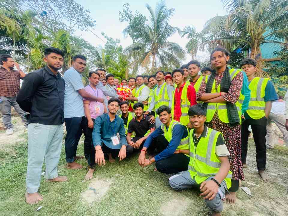 বাংলাদেশ  হিন্দু মহাসংঘ ফেনী শাখার সেচ্ছাসেবকদের কাজে মনোমুগ্ধ সনাতনীরা