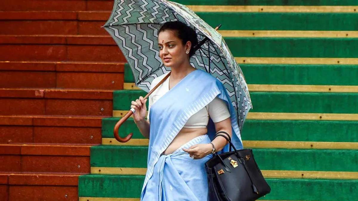 অভিনেত্রী থেকে সাংসদ: কঙ্গনার হাতের ছাতা ও অনুষঙ্গের দাম জেনে চমকে যাবেন