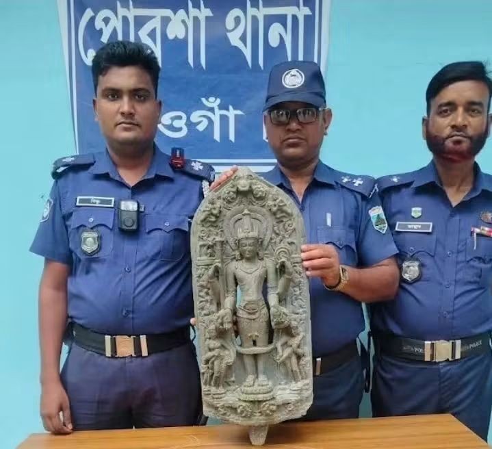 নওগাঁ পোরশা কানাপাড়া পুকুর থেকে ২০ কেজি কষ্টিপাথরের শ্রী বিষ্ণুমূর্তি উদ্ধার