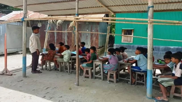 ৮৫ বছরের বঞ্চনা: খোলা আকাশের নিচে চলছে সিরাজগঞ্জের লোচনা প্রাথমিক বিদ্যালয়ের পাঠদান!