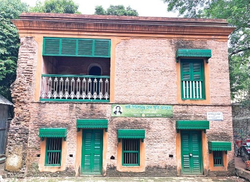 কোরআন শরিফের প্রথম বাংলা অনুবাদক গিরিশচন্দ্রের বাড়ির দুয়ারে দখল-আবর্জনা