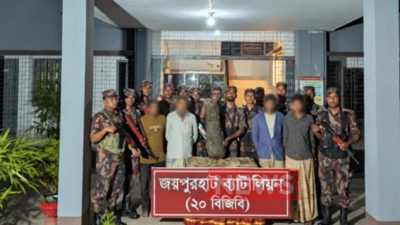 জয়পুরহাটে ৭৩ লাখ টাকার কষ্টিপাথরের দেবমূর্তি উদ্ধার,  গ্রেপ্তার ৪