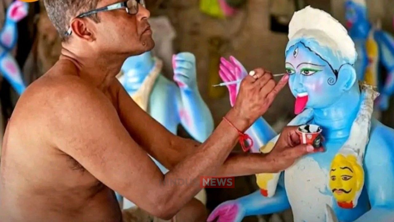 'চাকরি যোগ্যতা কাড়ে না, সম্মান দেয়'— ডাবল মাস্টার্স করেও চঞ্চলের হাতে ফুটছে দেবীর রূপ