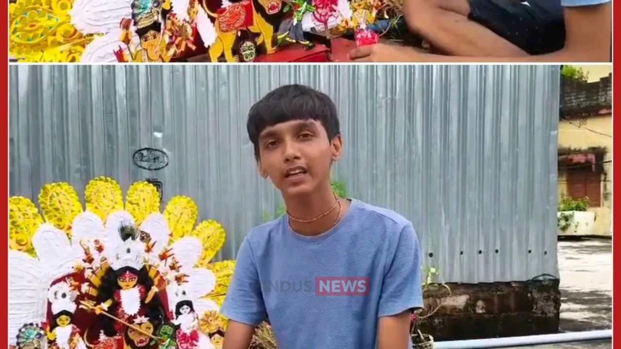 ৫০০ টাকায় কার্ডবোর্ডের দুর্গাপ্রতিমা বানাল ১৫ বছরের বিক্রম