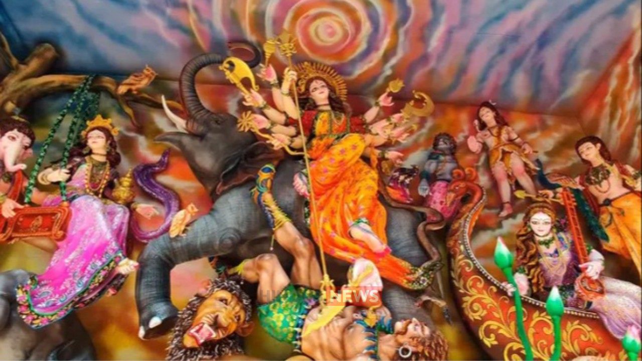 একই মন্ডপে ১৬০ প্রতিমায় রামায়ণ-মহাভারতের কাহিনি