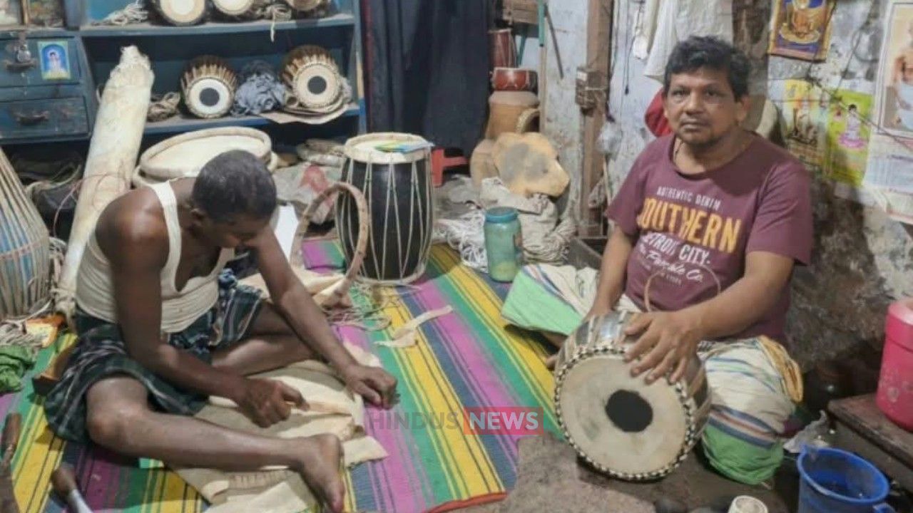 দুর্গাপূজায় হয়নি নতুন ঢাক বিক্রি, বরিশালে বাদ্যযন্ত্র কারিগরদের হাহাকার