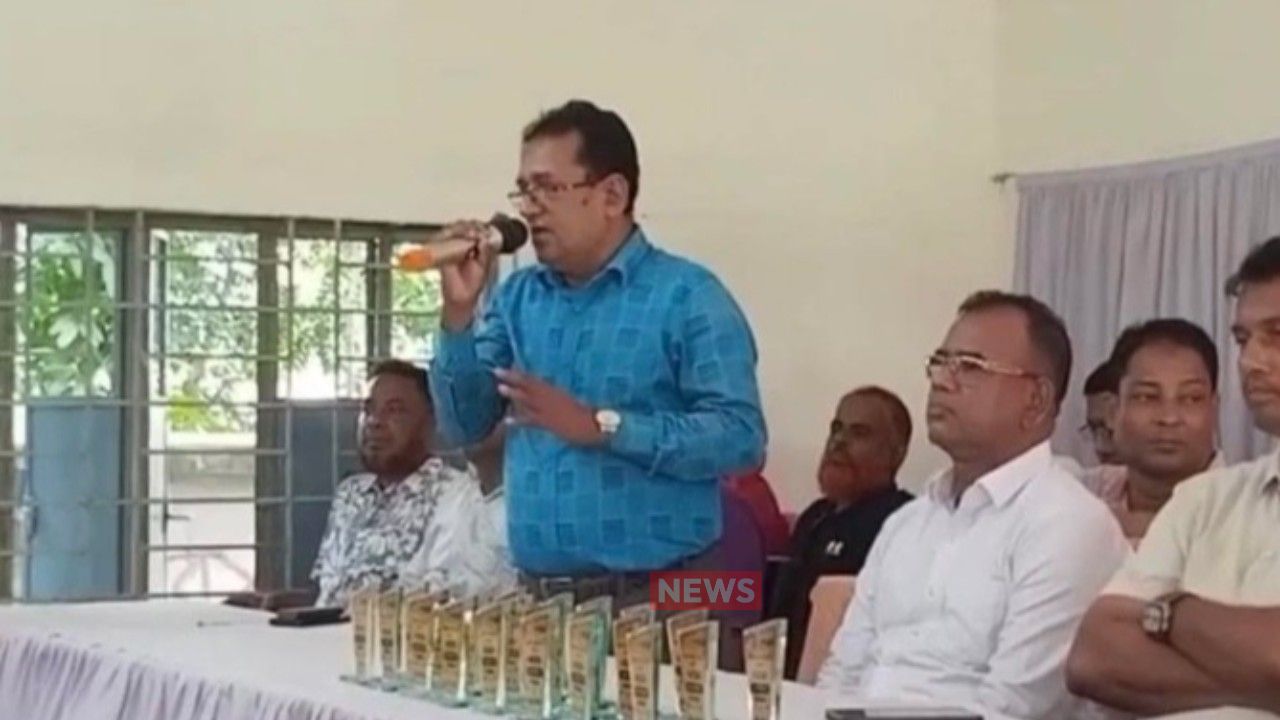 স্কুলে নামাজ বাধ্যতামূলক করতে গিয়ে বিপদে বাগেরহাটের হিন্দু শিক্ষক