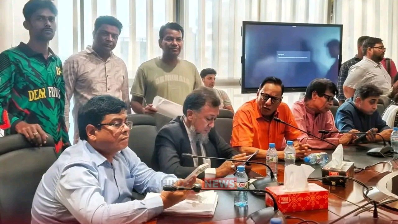 নারায়ণগঞ্জে ৫ হাজার টাকার পূজার ভাতায় আনন্দিত হরিজন সম্প্রদায়