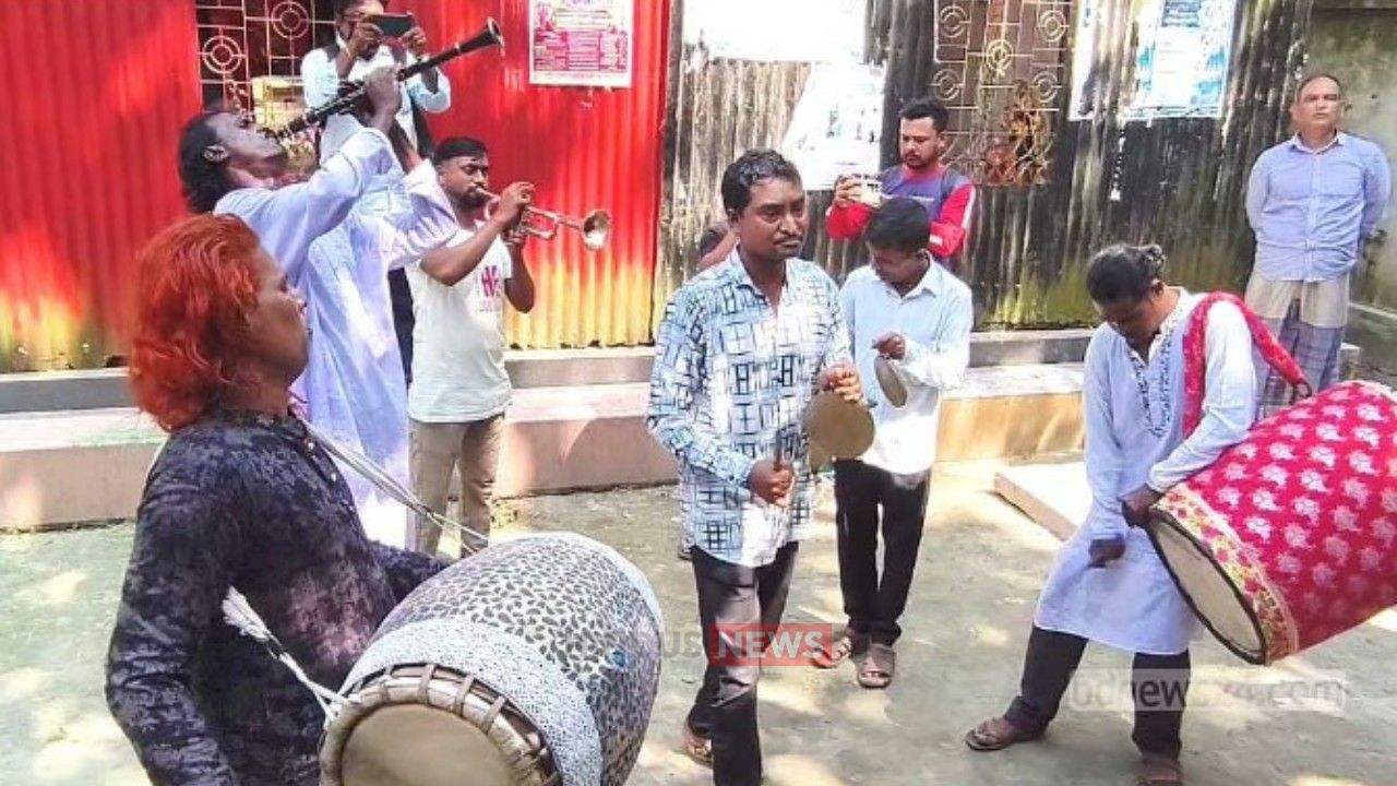 দুর্গাপূজার বাদ্যদল বাছাইয়ে কটিয়াদীতে ঢাকিদের মিলনমেলা