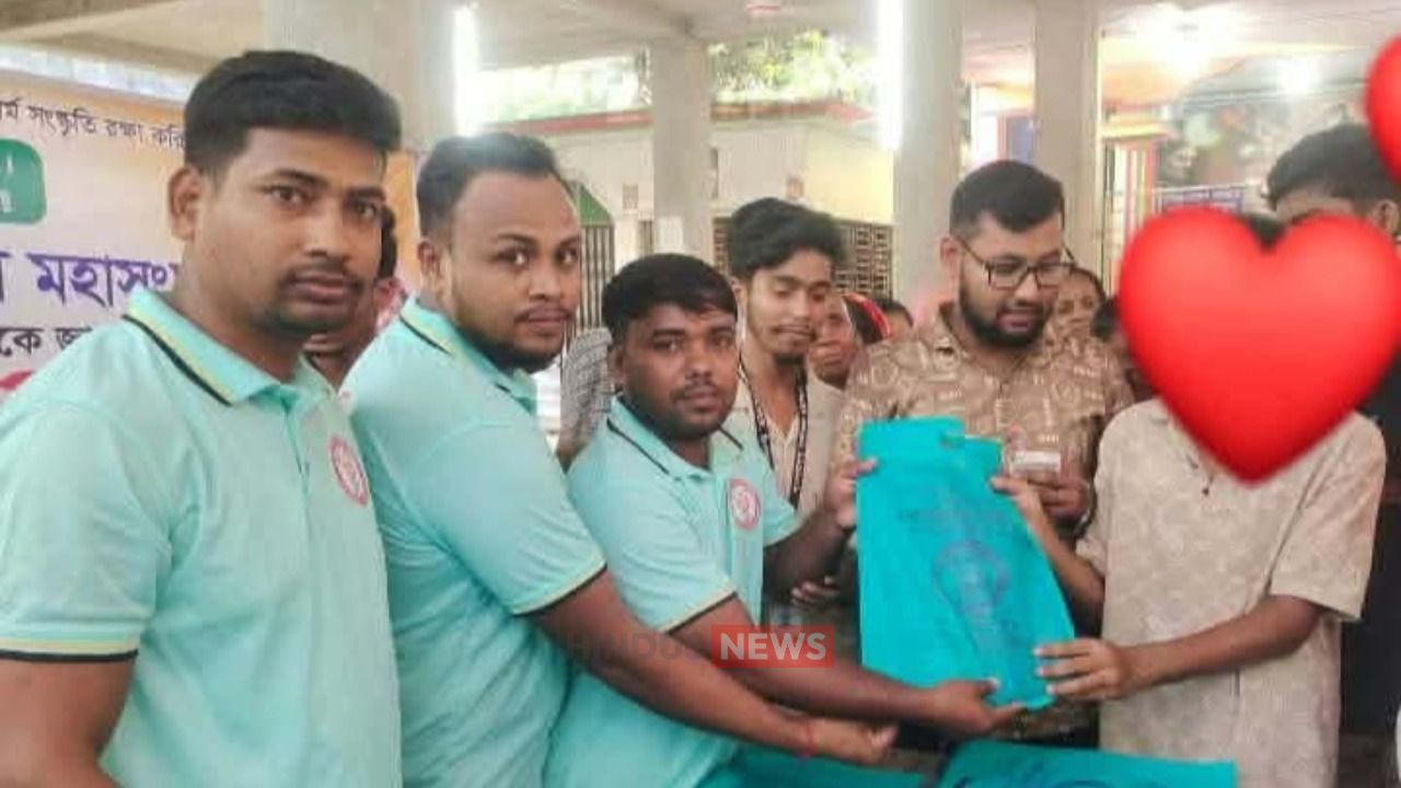 হাজীগঞ্জের বলাখালে প্রবীণ মায়েদের মাঝে শারদ বস্ত্র উপহার দিল সনাতন প্রবাসী মহাসংঘ