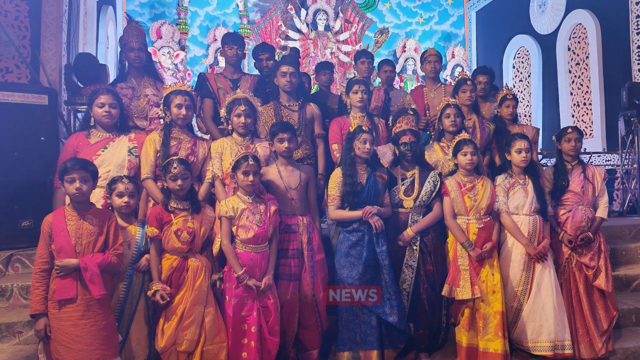 মীরসরাইয়ের গোপীনাথপুরে ধর্মীয় নাটক ‘রূপংদেহী’ মঞ্চস্থ, দর্শনার্থীদের উপচে পড়া ভিড়