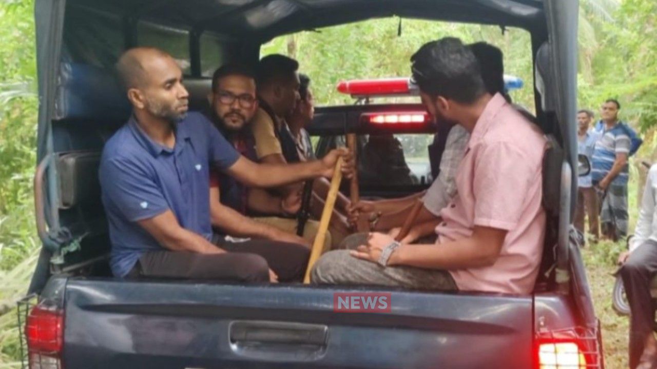 আওয়ামী লীগ নেতার বাড়িতে লহ্মী পূজার দাওয়াতে এসে সাতজন আটক